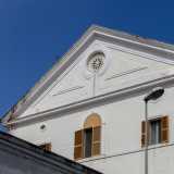 ...decorato con un piccolo rosone a 12 raggi: unico riferimento al passato religioso del complesso